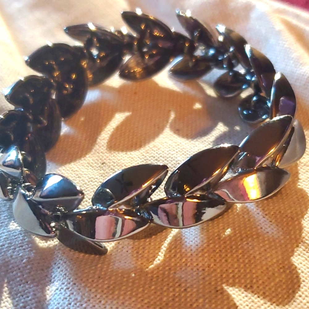 Leaf motif ladies metal stretch bracelet silver tone